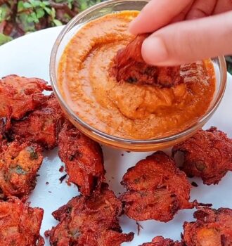 kanda bhaji recipe with special chatni recipe easy and homemade