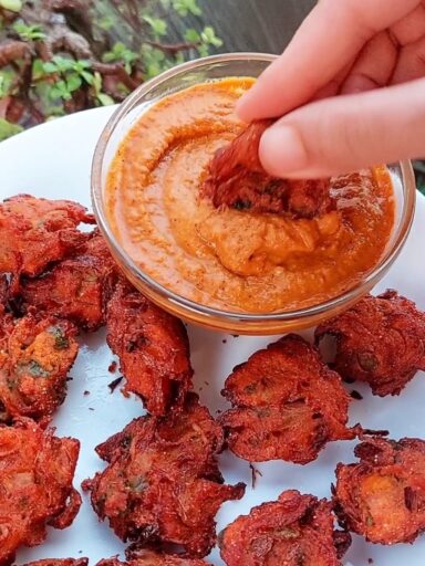 kanda bhaji recipe with special chatni recipe easy and homemade