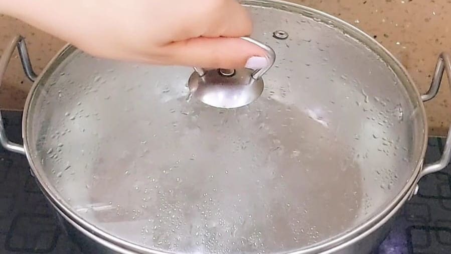 easy homemade pizza sauce recipe with step by step instruction.