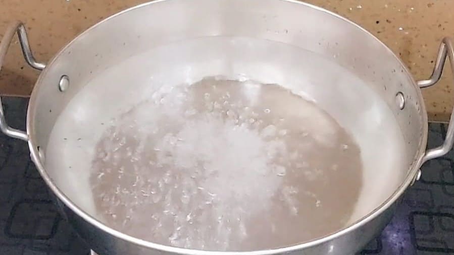 easy homemade pizza sauce recipe with step by step instruction.