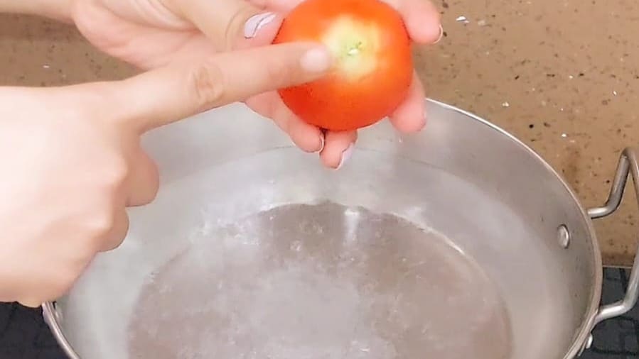 easy homemade pizza sauce recipe with step by step instruction.