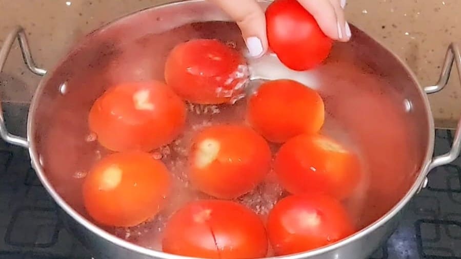 easy homemade pizza sauce recipe with step by step instruction.