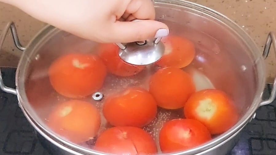 easy homemade pizza sauce recipe with step by step instruction.