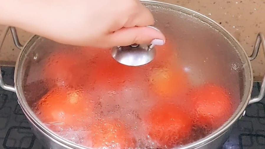 easy homemade pizza sauce recipe with step by step instruction.