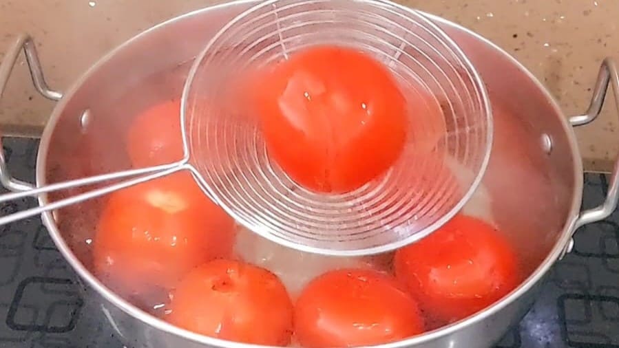 easy homemade pizza sauce recipe with step by step instruction.