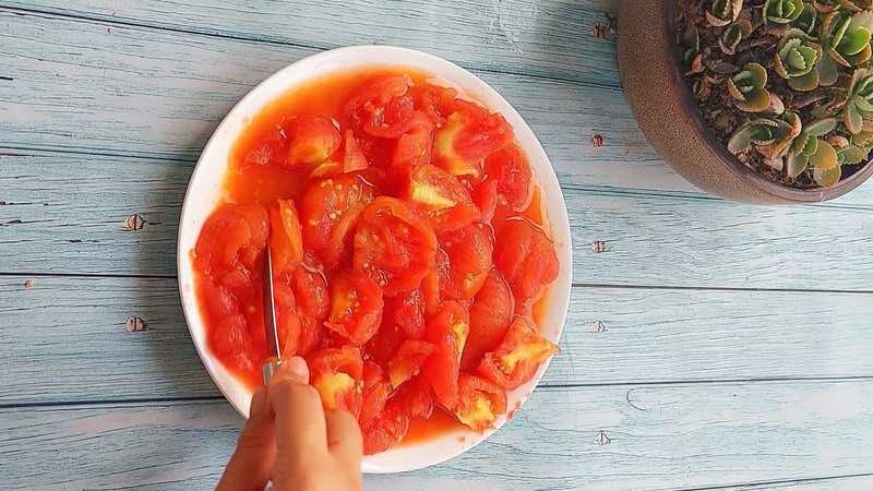 easy homemade pizza sauce recipe with step by step instruction.