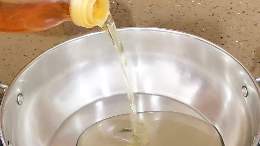 easy homemade pizza sauce recipe with step by step instruction.