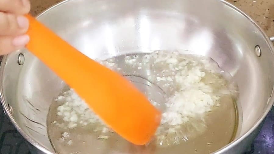 easy homemade pizza sauce recipe with step by step instruction.