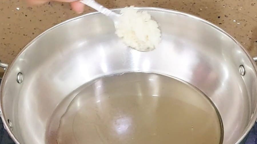 easy homemade pizza sauce recipe with step by step instruction.