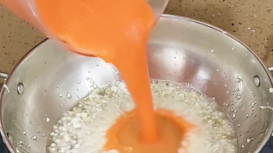 easy homemade pizza sauce recipe with step by step instruction.