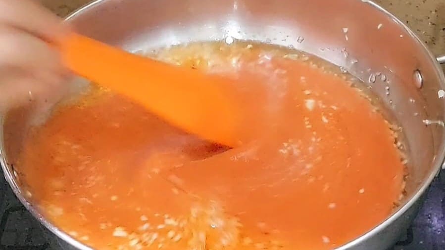 easy homemade pizza sauce recipe with step by step instruction.