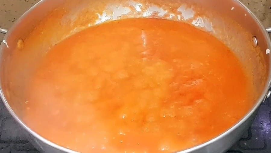 easy homemade pizza sauce recipe with step by step instruction.