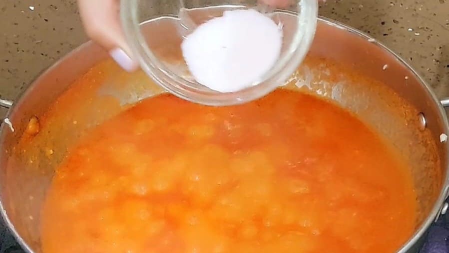 easy homemade pizza sauce recipe with step by step instruction.