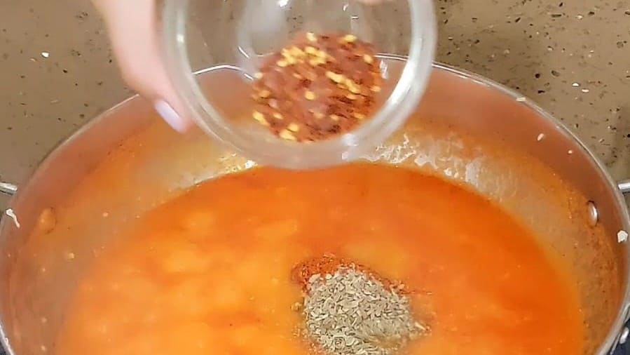 easy homemade pizza sauce recipe with step by step instruction.