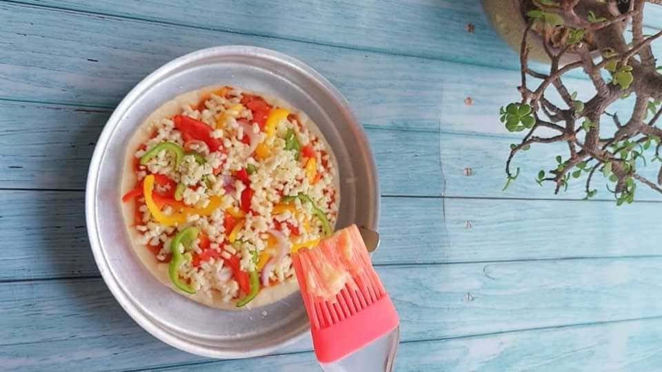 pizza on tawa homemade and easy recipe
