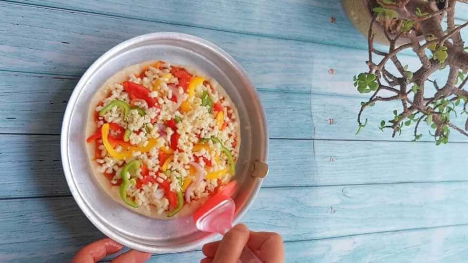 pizza on tawa homemade and easy recipe