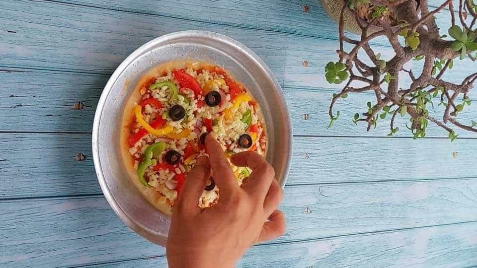 pizza on tawa homemade and easy recipe
