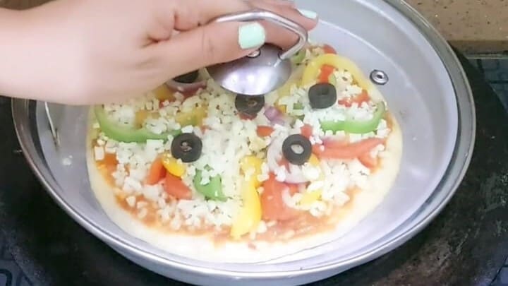 pizza on tawa homemade and easy recipe