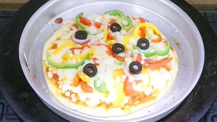 pizza on tawa homemade and easy recipe