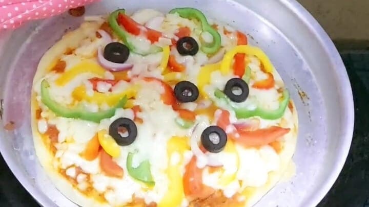 pizza on tawa homemade and easy recipe