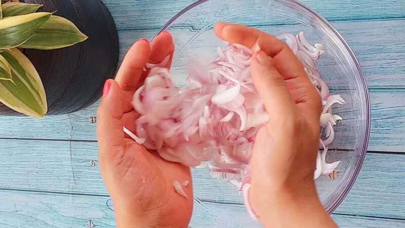 kanda bhaji recipe with special chatni recipe. homemade and easy teatime snacks.