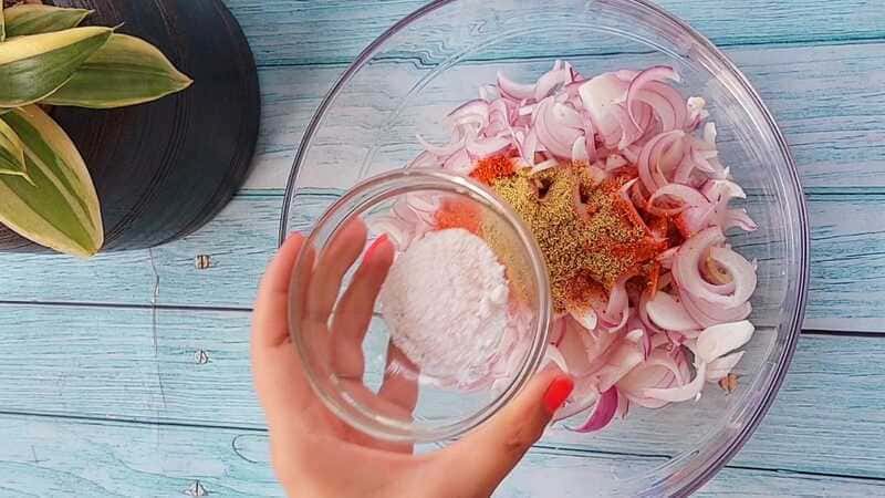 kanda bhaji recipe with special chatni recipe. homemade and easy teatime snacks.