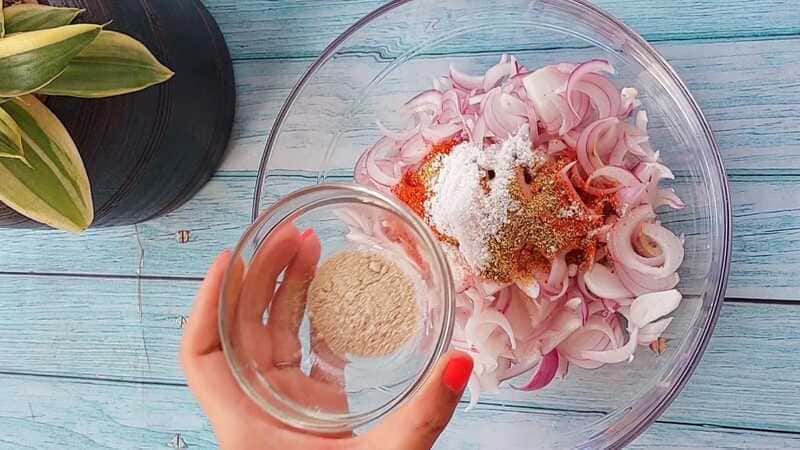 kanda bhaji recipe with special chatni recipe. homemade and easy teatime snacks.