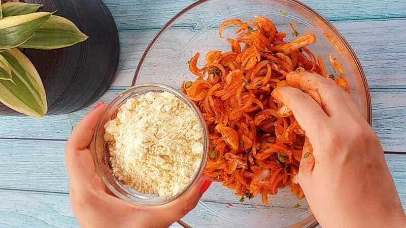 kanda bhaji recipe with special chatni recipe. homemade and easy teatime snacks.