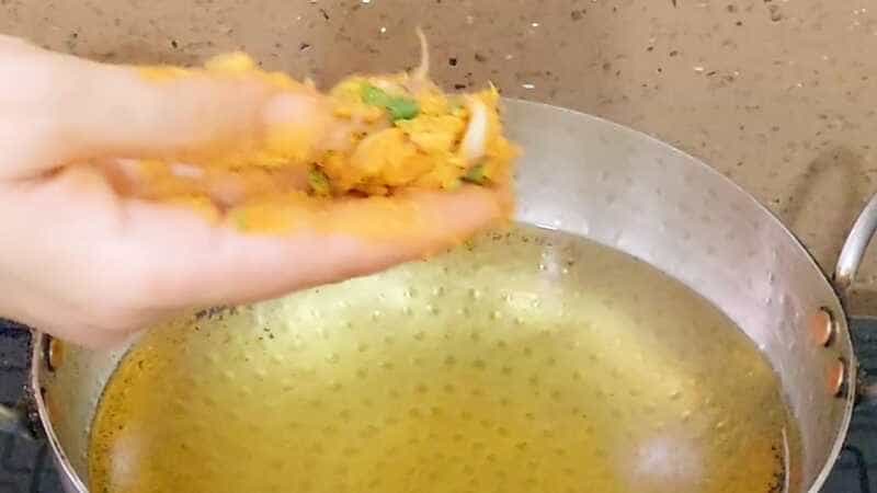 kanda bhaji recipe with special chatni recipe. homemade and easy teatime snacks.