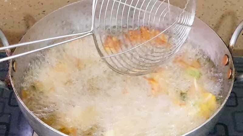 kanda bhaji recipe with special chatni recipe. homemade and easy teatime snacks.