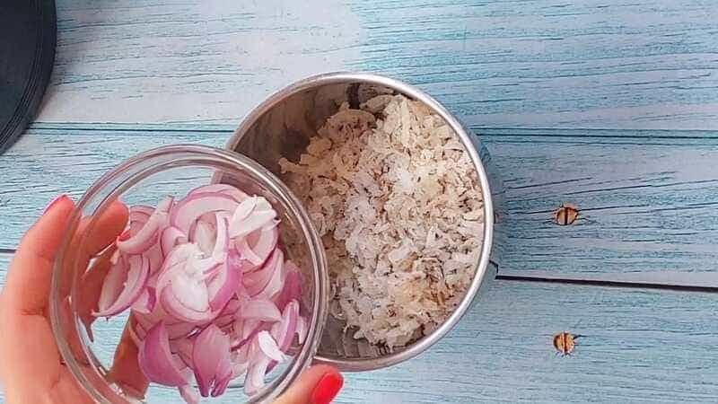 kanda bhaji recipe with special chatni recipe. homemade and easy teatime snacks.