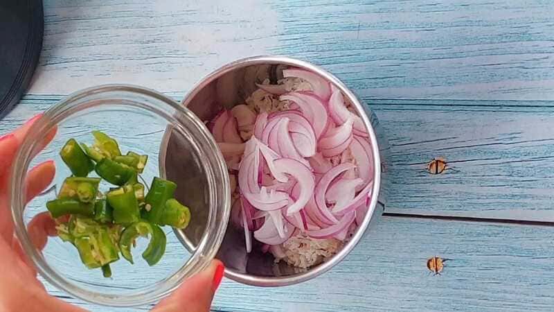 kanda bhaji recipe with special chatni recipe. homemade and easy teatime snacks.