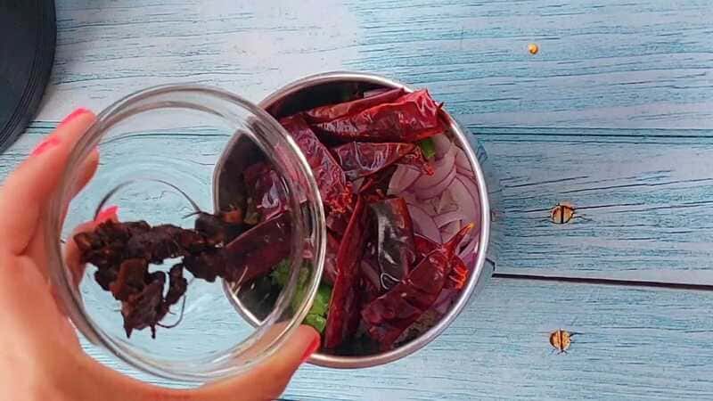 kanda bhaji recipe with special chatni recipe. homemade and easy teatime snacks.