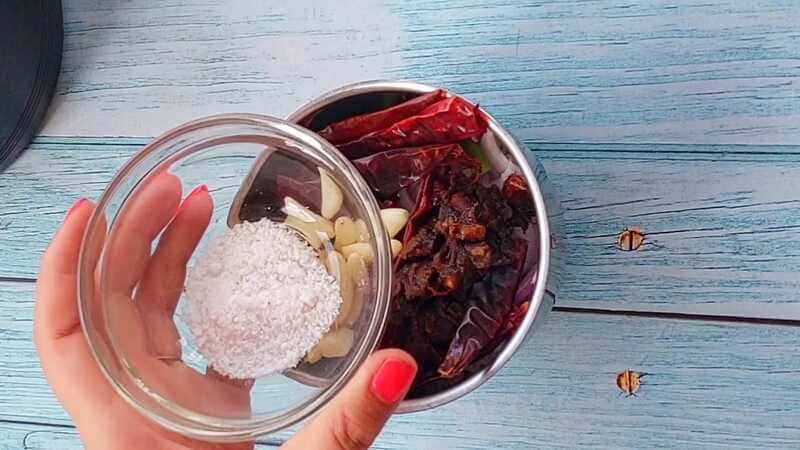 kanda bhaji recipe with special chatni recipe. homemade and easy teatime snacks.