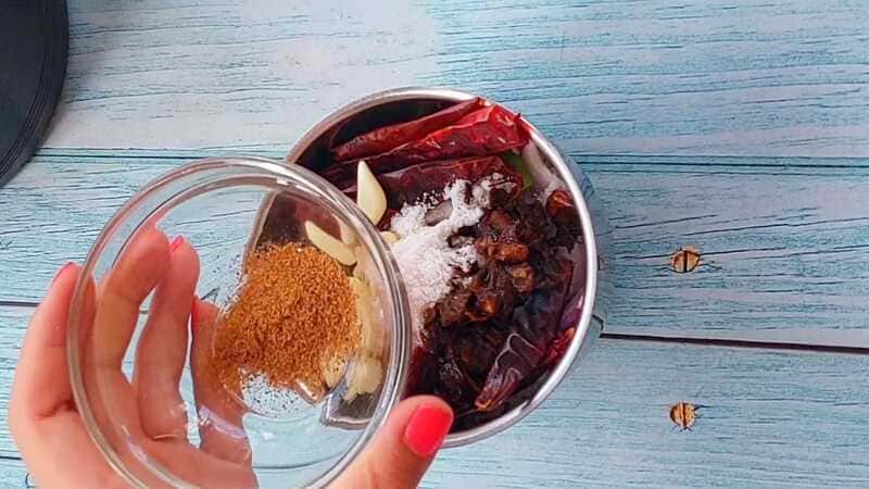 kanda bhaji recipe with special chatni recipe. homemade and easy teatime snacks.