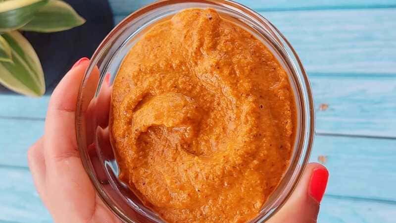 kanda bhaji recipe with special chatni recipe. homemade and easy teatime snacks.