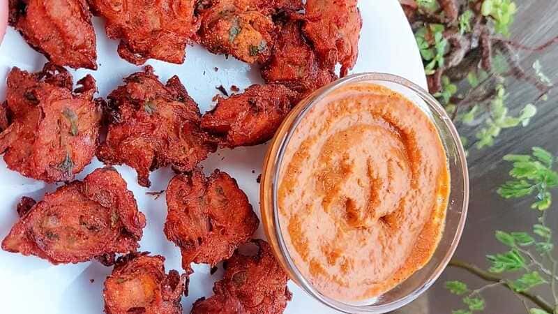 kanda bhaji recipe with special chatni recipe. homemade and easy teatime snacks.