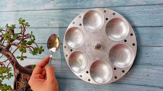 idli with red and green chutney