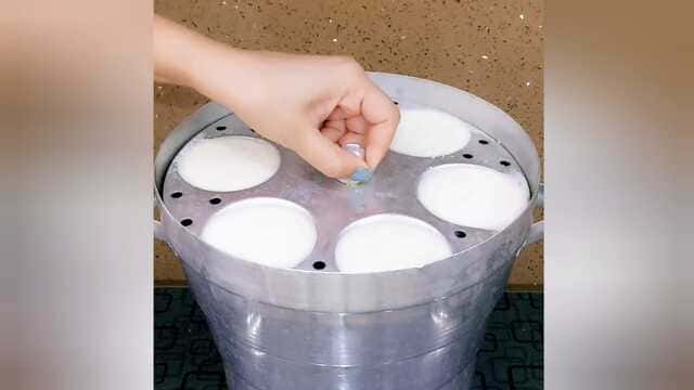 idli with red and green chutney