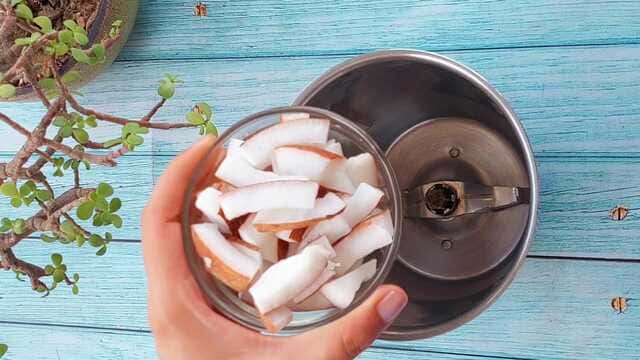 idli with red and green chutney