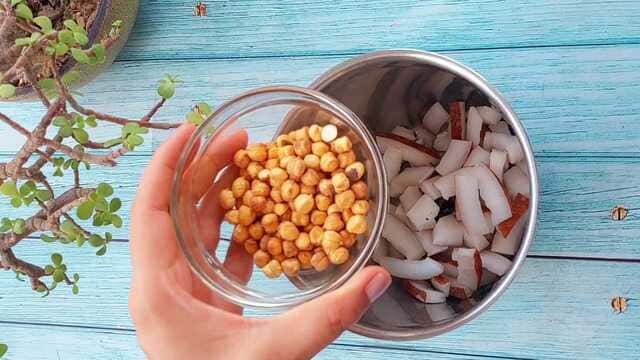 idli with red and green chutney