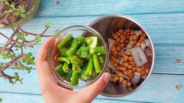 idli with red and green chutney