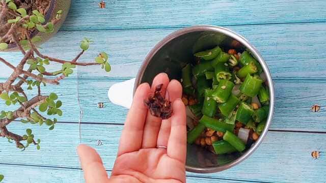 idli with red and green chutney