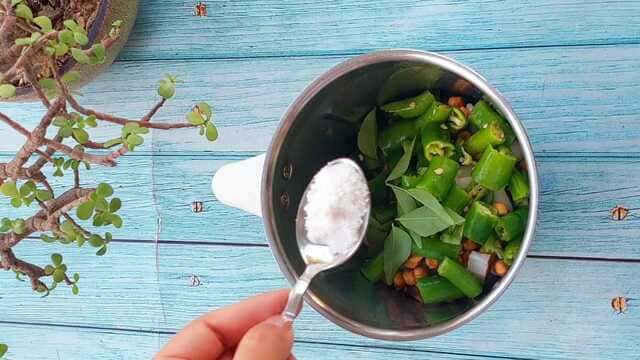 idli with red and green chutney