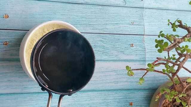 idli with red and green chutney