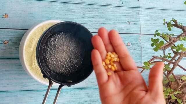 idli with red and green chutney