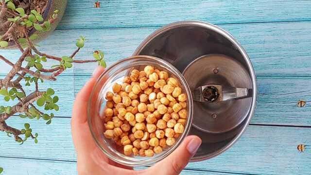 idli with red and green chutney