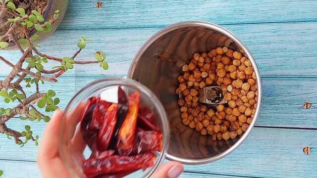 idli with red and green chutney