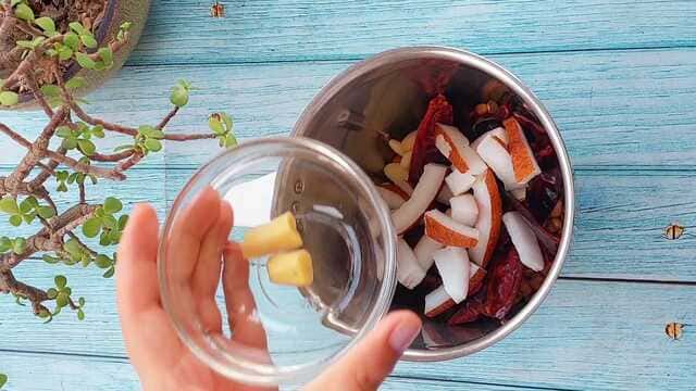 idli with red and green chutney