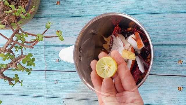 idli with red and green chutney